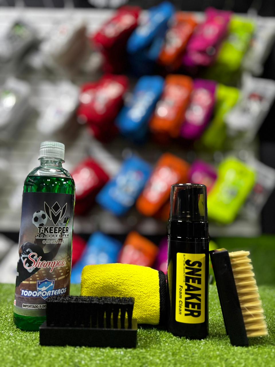 KIT DE LIMPIEZA PARA ZAPATOS DE FUTBOL + SHAMPOO PARA GUANTES
